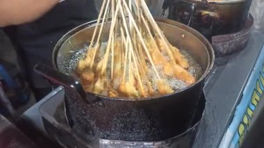 İçinde yumurta ve unla kaplanmış lezzetli tavuk ya da balıkların olduğu, altın gibi kızartılmış ve aperatif olarak mükemmel olan Sempol tabağı hazır..