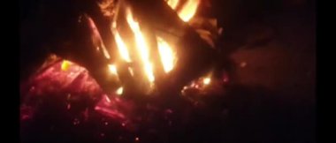 Kışın kamp ateşi 