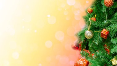 Noel ağacını soyut bokeh arkaplan üzerine dekore et