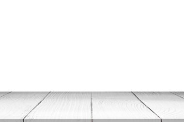 Beyaz arka planda boş ahşap masa. Ürün reklamı için.