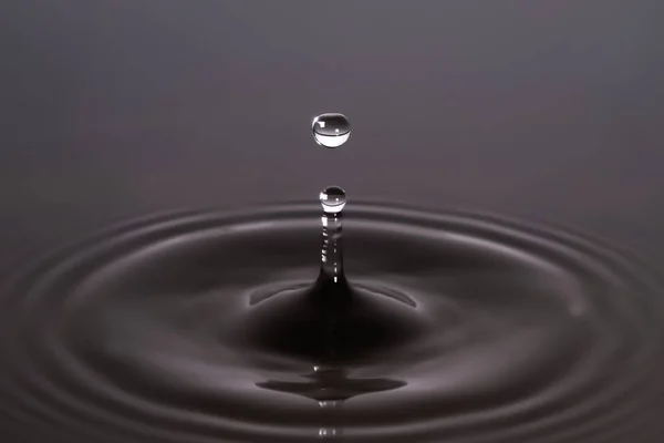 Víz Cseppek Üti Tiszta Felület Víz Közelkép — Stock Fotó