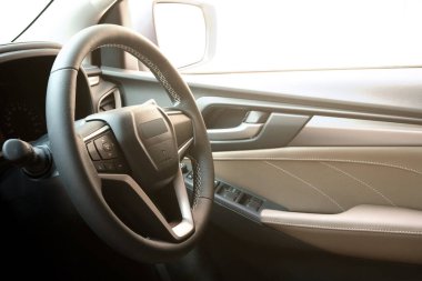 Direksiyon simidi. Modern bir arabanın iç mekanı. Arabanın yönünü ve dikkatli sürüş konseptini kontrol etmek..