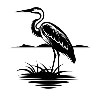 Zarif balıkçıl silueti Huzurlu Su Manzarasında Duruyor