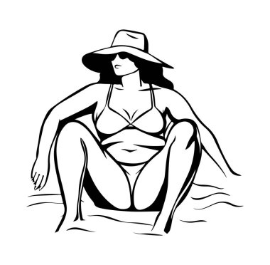 Güneş şapkalı ve güneş gözlüklü kadın plajda dinleniyor.