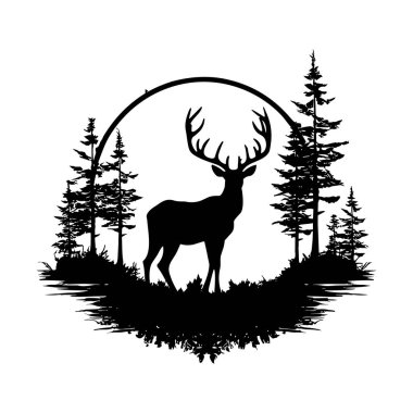 Gün batımında sakin bir orman manzarasında çam ağaçlarıyla çevrili görkemli bir geyik silueti.