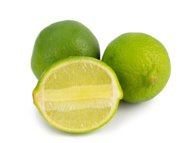 Beyaz arka planda taze yeşil limonlar. (Bunun kırpma yolu var)