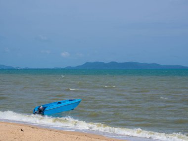 Denizde yüzen bir tekne. (metin için boş alan ile)) 