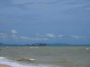 Mavi gökyüzü olan güzel tropik plaj. arkaplan ya da oluşturulmuş ileti olarak kullanmak için.  