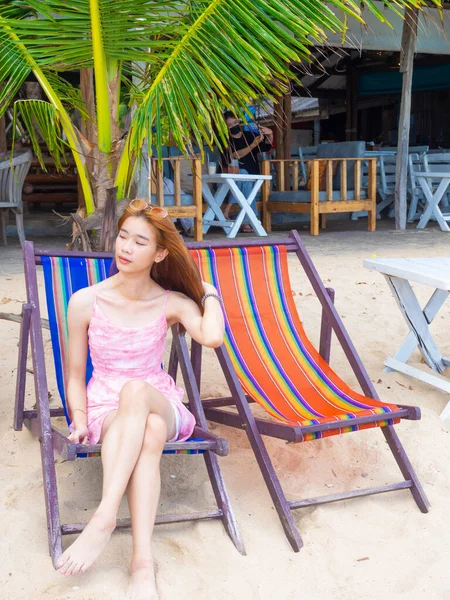 Genç Kız Sahilde Oturuyor Denizden Tropikal Plajdan Yaz Stili — Stok fotoğraf