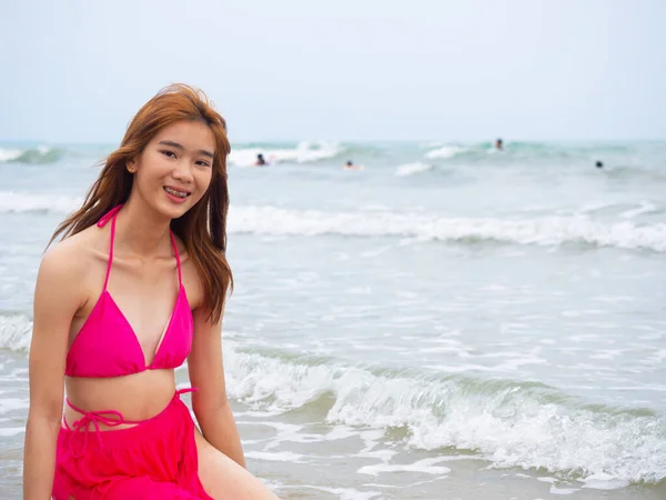 Genç Kız Sahilde Oturuyor Deniz Yoluyla Tropik Plaj Yaz Stili — Stok fotoğraf