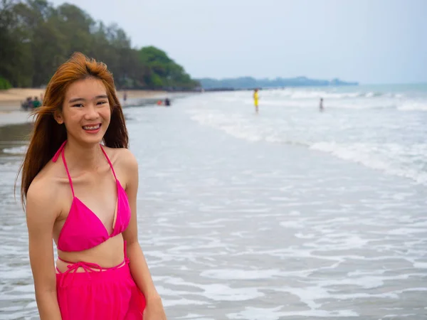 Genç Kız Sahilde Oturuyor Deniz Yoluyla Tropik Plaj Yaz Stili — Stok fotoğraf