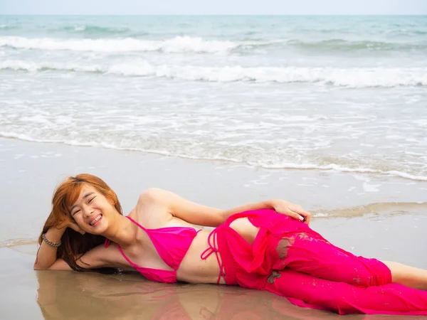 Молодая Девушка Сидящая Пляже Морю Тропический Пляж Летний Стиль — стоковое фото