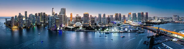 フロリダ州マイアミの空中パノラマ夕暮れ時 マイアミは大多数の少数都市であり 国際貿易の主要な中心でありリーダーです — ストック写真