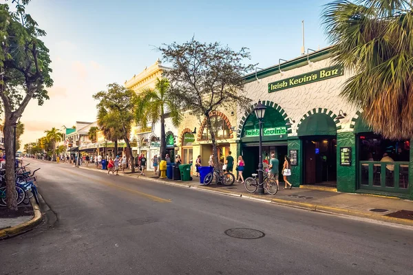 Key West Florida Februari 2023 Zicht Duval Straat Bij Zonsondergang — Stockfoto