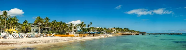 フロリダ州キーウェストの熱帯砂のビーチパノラマ日当たりの良い暖かい天候を楽しむ正体不明の観光客 — ストック写真