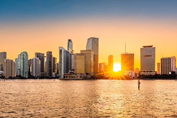 Miami Florida Skyline Met Zonnestralen Schijnt Door Wolkenkrabbers Miami Een — Stockfoto