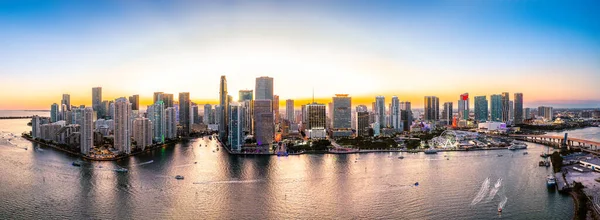 Panorama Aéreo Miami Florida Anochecer Miami Una Ciudad Mayoritariamente Minoritaria —  Fotos de Stock
