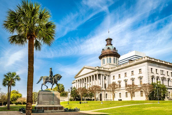 コロンビア州のサウスカロライナ州庁舎 およびウェイド ハンプトン3世像が晴れた朝に像を建てた サウスカロライナ州議会議事堂はサウスカロライナ州政府が入居する建物である — ストック写真