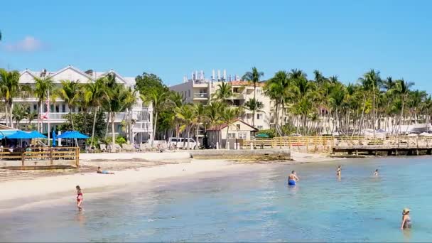 佛罗里达州基韦斯特的热带沙滩全景 游客身份不明 享受着阳光灿烂的温暖天气 — 图库视频影像