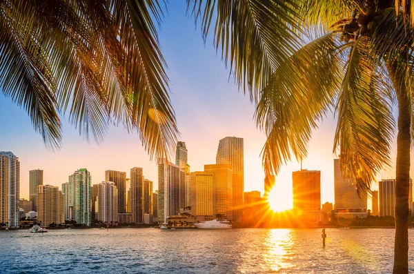 Miami Florida Skyline Con Raggi Sole Che Brillano Attraverso Grattacieli — Foto Stock