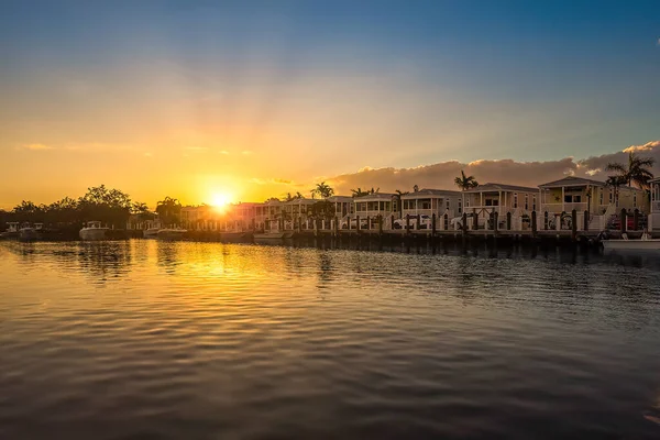 フロリダ州キーウェストで 日の出に太陽光線と熱帯の風景 — ストック写真