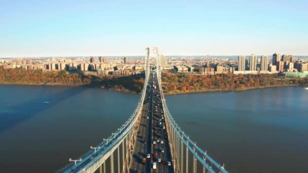 ジョージ ワシントン橋の上空での空中映像 Gwbはハドソン川に架かる2階建ての吊り橋で ニュージャージー州リー砦とニューヨーク市を結んでいる — ストック動画