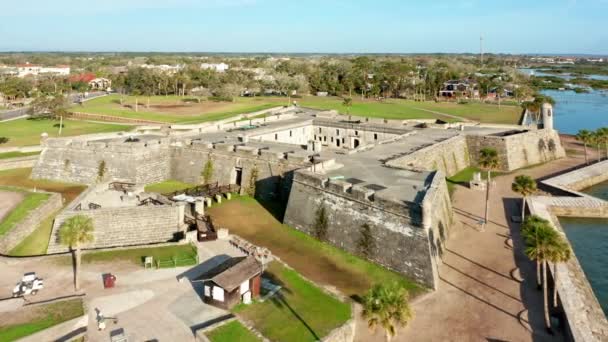 フロリダ州のセントオーガスティン城の空中ビュー マルコス国立記念碑は 聖オーガスティンのスペイン人によって建てられ アメリカ大陸で最も古い石積みの要塞を保存しています — ストック動画