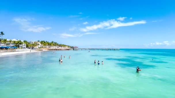 Tropische Zandstrand Timelapse Key West Florida Met Onidentificeerbare Toeristen Genietend — Stockvideo