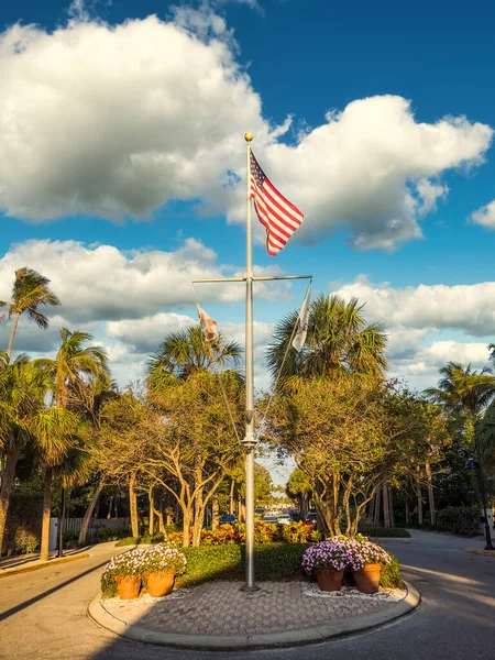 フロリダ州ナポリのナポリ桟橋近くの12番街とアメリカの旗竿 — ストック写真