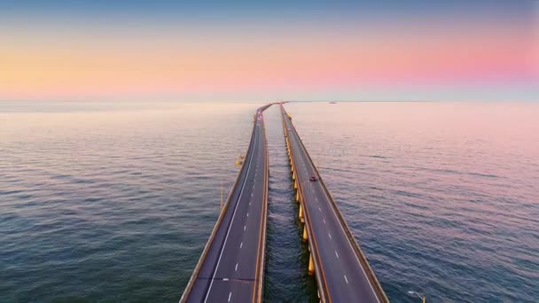 Luftaufnahme Des Chesapeake Bay Bridge Tunnels Bei Sonnenuntergang Mit Rückwärtiger — Stockvideo