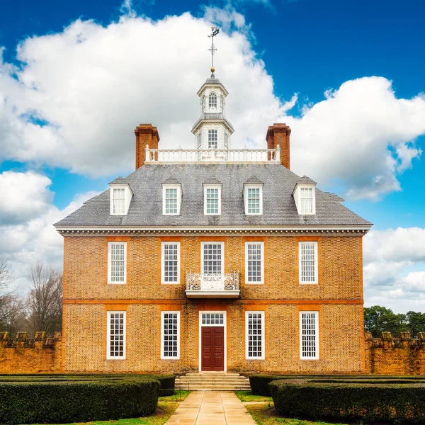 バージニア州ウィリアムズバーグ植民地総督宮殿 総督宮殿には7人の総督とバージニア州の最初の2人の知事が住んでいた — ストック写真
