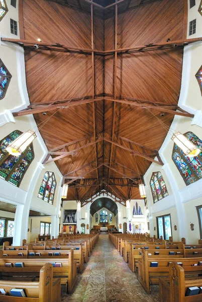 2023年2月21日 圣保罗圣公会教堂内的垂直全景 圣保罗圣公会教堂是一座木梁天花板和彩色玻璃窗户教堂 — 图库照片