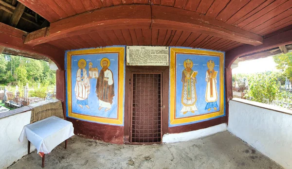 Vaianu Gorj Romania October 2022 一个建于1737年的古老的东正教小教堂的入口 毗邻村庄墓地 壁画描绘了四个圣徒 巴西尔和尼古拉斯 — 图库照片