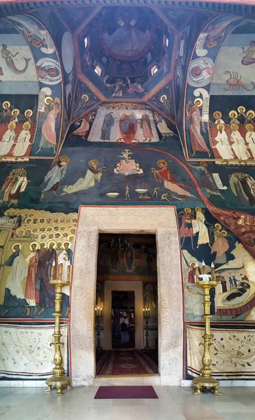 Tismana Romania 2016年7月29日 修女修道院入口垂直全景 提斯玛娜修道院建于14世纪 是瓦拉几亚最古老的修道院 也是一个充满历史的精神中心 — 图库照片