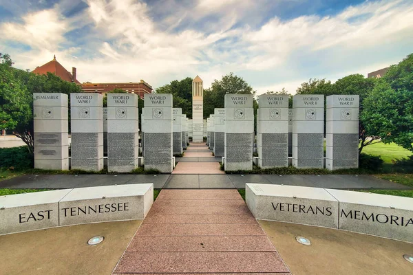 Knoxville 2021年6月30日 日没時に東テネシー退役軍人記念館 この記念碑には第一次世界大戦後に死んだ東テネシー35郡の6316人の英雄の名前が刻まれている — ストック写真