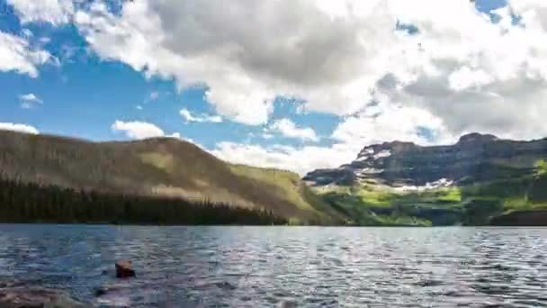卡梅隆湖带着卡斯特峰和论坛峰走过 卡梅隆湖 Cameron Lake 是加拿大艾伯塔省沃特顿湖国家公园的一个亚高山湖 — 图库视频影像