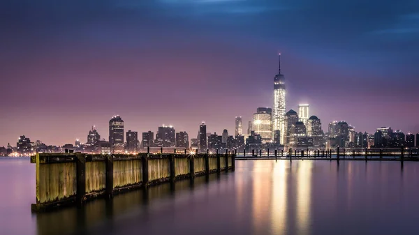 夜明けにハドソン川を渡ってジャージーシティから見たニューヨークのダウンタウン — ストック写真