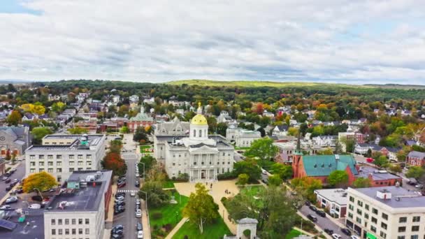 康科德和新罕布什尔州众议院的空中拍摄 大楼前旋转缓慢 新罕布什尔州总法院 州长和行政会议都设在首都 — 图库视频影像