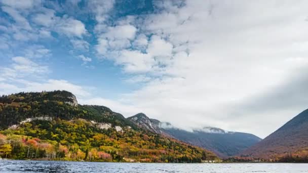 新罕布什尔州回声湖的时间 从回声湖海滩看到秋天的树叶颜色 — 图库视频影像