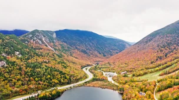 New Hampshire Daki Franconia Notch Echo Gölü Üzerindeki Hava Görüntüsü — Stok video