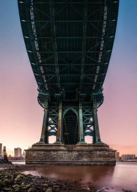 Symmetrical vertorama under Manhattan Bridge at dusk clipart
