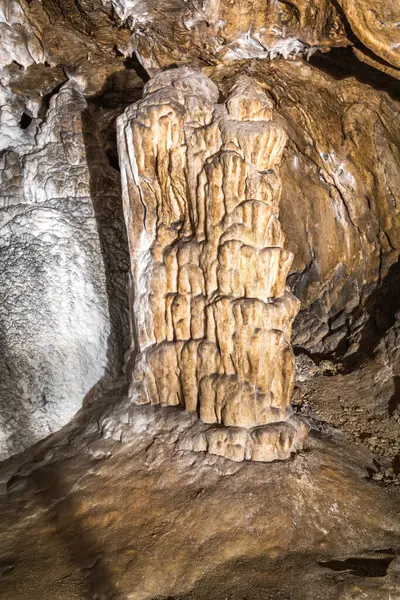 Stalagmite Situado Área Bazinele Mici Cueva Las Mujeres Aka Pestera —  Fotos de Stock