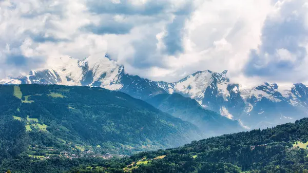 Mont Blanc Massiv Von Stürmischen Wolken Bedeckt Von Der Autobahn Stockbild