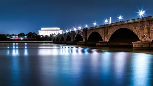 Lincoln Memorial Und Arlington Bridge Washington Bei Nacht Stockbild