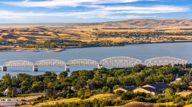 The Chamberlain Rail Bridge is a railroad bridge located the state of South Dakota which crosses the Missouri River. clipart