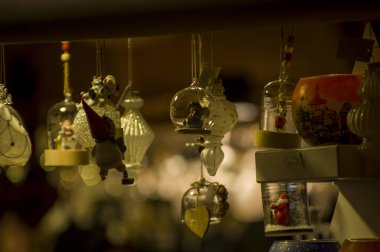 Vitrin, ahşap ve seramik Noel hediyeleriyle bir dükkanda Advent Bazaar Stalls. Yılbaşı tatilinde kış sokağı gece pazarında ağaç için yapılan şenlikli süslemeleri kapatın. Aydınlatılmış açık büfe