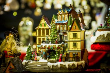 Vitrin, ahşap ve seramik Noel hediyeleriyle bir dükkanda Advent Bazaar Stalls. Yılbaşı tatilinde kış sokağı gece pazarında ağaç için yapılan şenlikli süslemeleri kapatın. Aydınlatılmış açık büfe