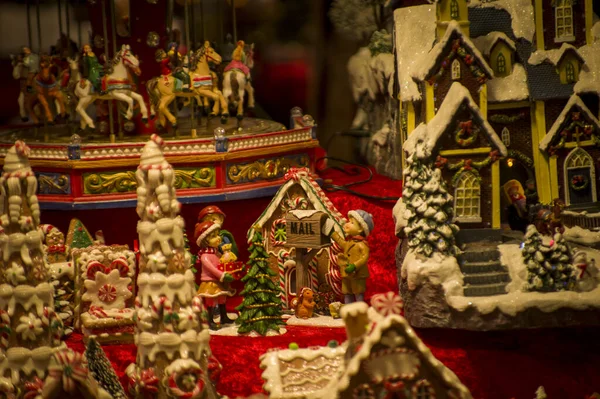 Vitrin, ahşap ve seramik Noel hediyeleriyle bir dükkanda Advent Bazaar Stalls. Yılbaşı tatilinde kış sokağı gece pazarında ağaç için yapılan şenlikli süslemeleri kapatın. Aydınlatılmış açık büfe