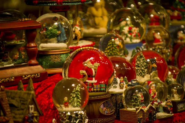 Vitrin, ahşap ve seramik Noel hediyeleriyle bir dükkanda Advent Bazaar Stalls. Yılbaşı tatilinde kış sokağı gece pazarında ağaç için yapılan şenlikli süslemeleri kapatın. Aydınlatılmış açık büfe