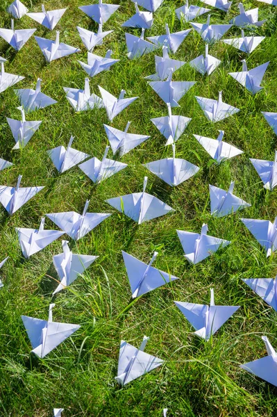 Japonlar taze çimlerin üzerinde Origami vinçlerini katladı. Yeşil alanda fotokopi alanı olan yüzlerce el yapımı kağıt kuş. 1000 bin vinç tsuru heykel konusu. Barışın, inancın, sağlığın, dileklerin ve umudun sembolü 